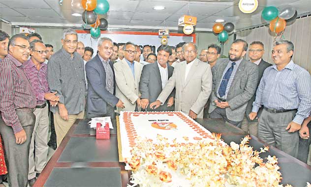 Bashundhara Group Vice-Chairman Shafiat Sobhan Sanbir cuts a cake at the office of daily sun in the city on Wednesday, marking the fourth publication anniversary of the newspaper.