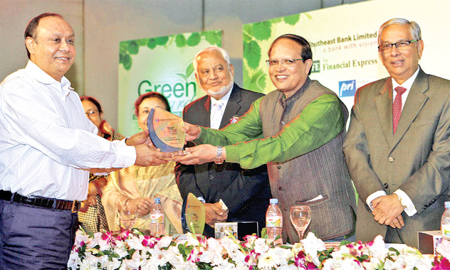 Bashundhara Group Chairman Ahmed Akbar Sobhan receives Star Client Award from Bangladesh Bank Governor Dr Atiur Rahman at a function at Radisson Hotel in the city on Saturday. Southeast Bank Ltd. gave the award to Bashundhara Group for its outstanding contribution to the private housing sector of the country.