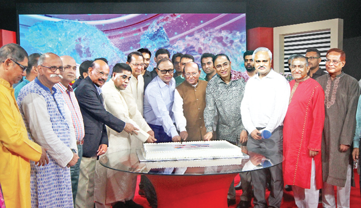 Commerce Minister Tofail Ahmed, Information Minister Hasanul Huq Inu and Bashundhara Group Chairman Ahmed Akbar Sobhan cut a cake at a function arranged in celebration of the first anniversary of satellite television channel News24 at its office in Bashundhara residential area in the capital on Friday. ATN Bangla and ATN News Chairman Dr Mahfuzur Rahman, Additional IG (SB) Javed Patwary and News24 CEO Naem Nizam, among others, were present.-Sun photo